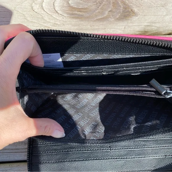 Hot pink clutch - Picture 5 of 8